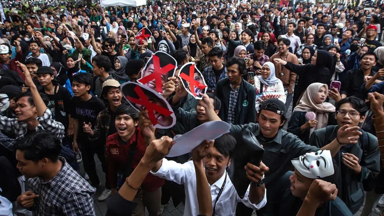 Ribuan mahasiswa dari Aliansi Jaga Demokrasi menggelar Mimbar Demokrasi “Mahasiswa Bersama Rakyat Tolak Politik Dinasti dan Pelanggaran HAM di halaman Kampus Institut Senin Indonesia (ISI) Yogyakarta, Kamis (23/11/2023). <br>