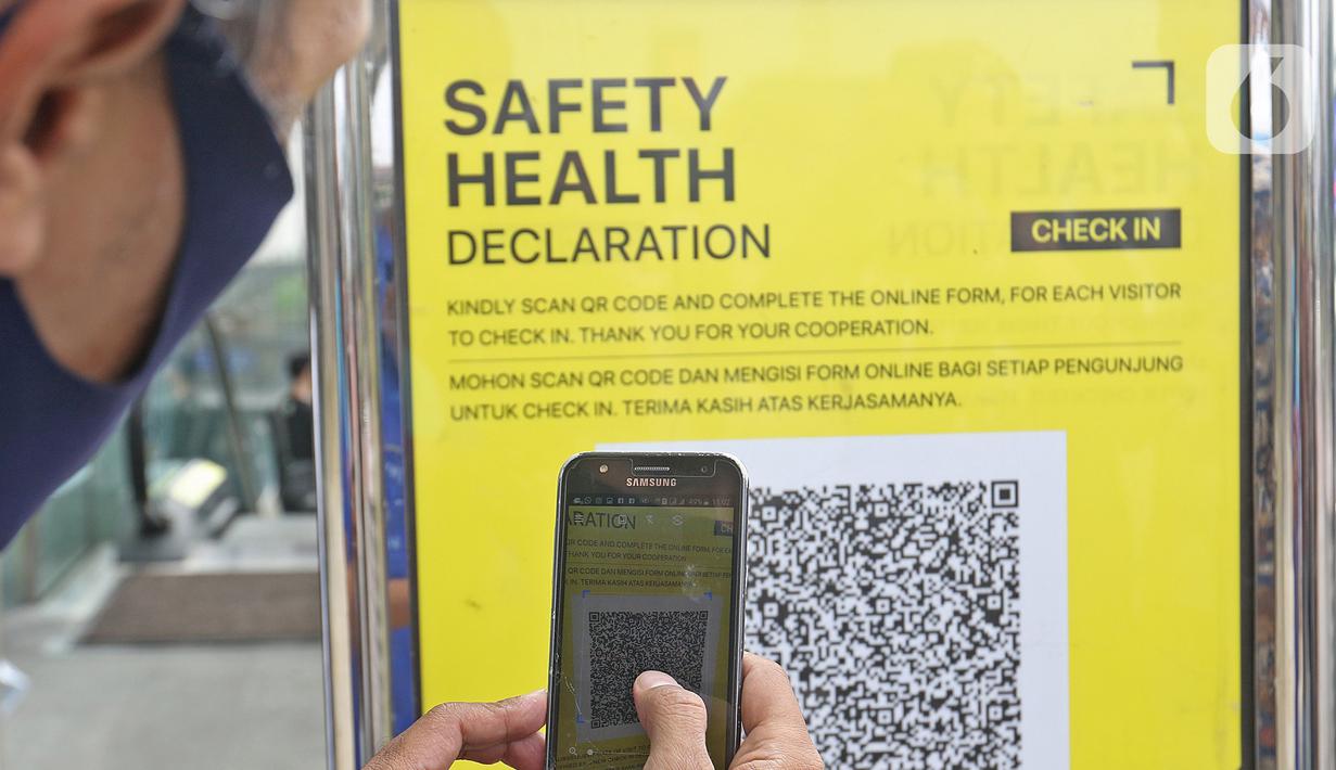 Pengunjung melakukan scan kode QR untuk memasuki Mall Senayan City, Jakarta, Senin (15/6/2020). Pusat perbelanjaan atau mal di Jakarta kembali dibuka pada Senin (15/6) di masa PSBB transisi dengan jumlah pengunjung masih dibatasi hanya 50 persen dari kapasitas normal. (Liputan6.com/Herman Zakharia)