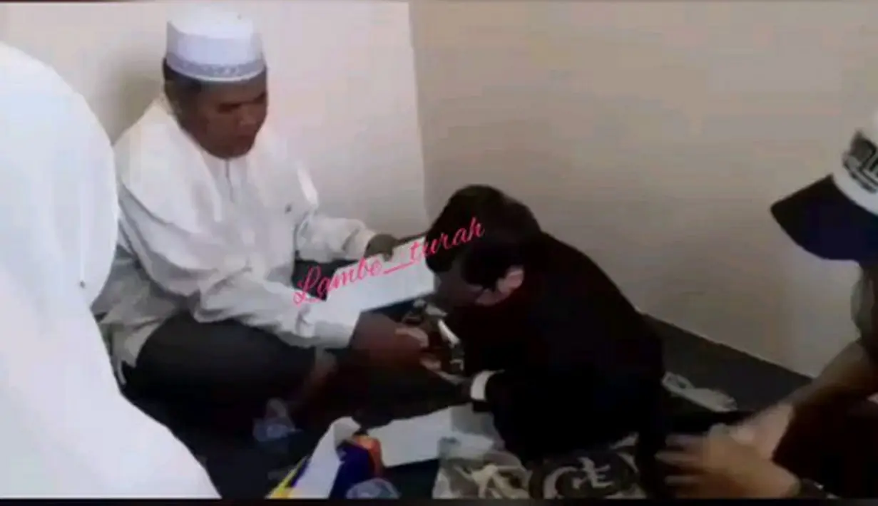 Kabar perempuan lain dalam rumah tangganya itu membuat sang istri tidak tahan. Bahkan, meminta cerai. Sebagai orang yang pernah gagal, ayah satu anak itu akan berusaha untuk mempertahankan. (instagram/lambe_turah)