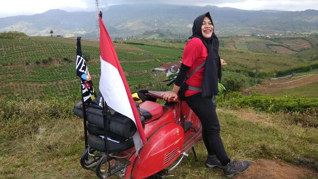 Modal Nekat Dan Vespa Tua Wanita Muda Ini Jelajahi Jakarta Papua