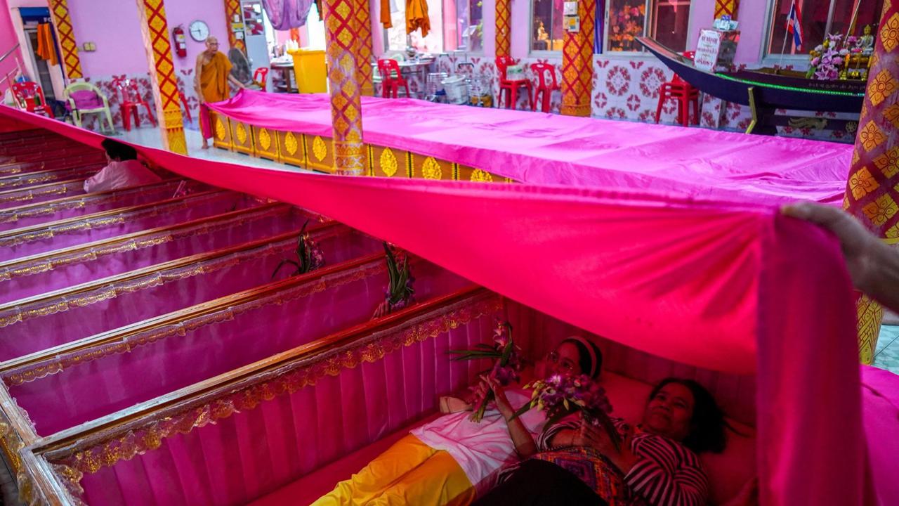 Ritual unik warga Thailand berdoa dalam peti mati sambut Tahun Baru