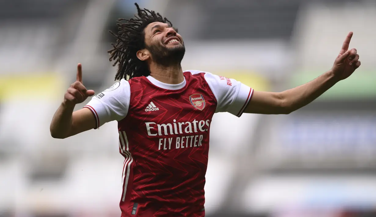 Gelandang Arsenal, Mohamed Elneny berselebrasi usai mencetak gol ke gawang Newcastle United pada pertandingan lanjutan Liga Inggris di stadion St James 'Park, di Newcastle, Inggris, Minggu (2/5/2021). Kemenangan ini membuat Arsenal  menduduki posisi ke-9 klasemen. (Stu Forster/Pool via AP)