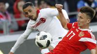 Pemain Turki, Serdar Gurler (kiri) berusaha menutup pergerakan pemain Rusia, Aleksandr Golovin pada laga uji coba di VEB Arena stadium, Moskow, Rusia, (5/6/2018). Rusia bermain imbang 1-1. (AP/Pavel Golovkin)