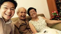 Menteri Keuangan Lawrence Wong bersama orang tuanya, dalam sebuah foto yang diposting di halaman Facebook-nya pada tahun 2015. (Lawrence Wong/Facebook)