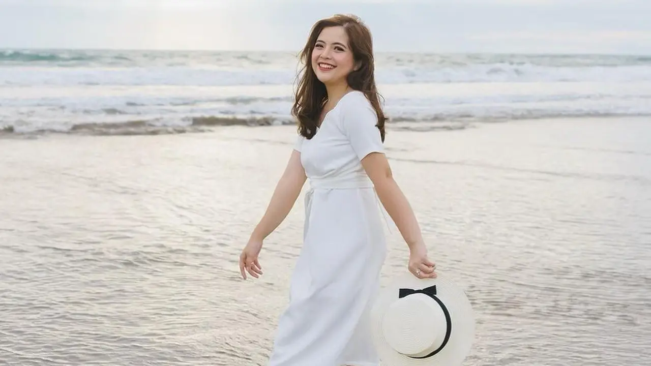 Hamil Anak Kedua, Intip Gaya Tasya Kamila Pamer Baby Bump dengan Dress Floral saat Liburan di Bali