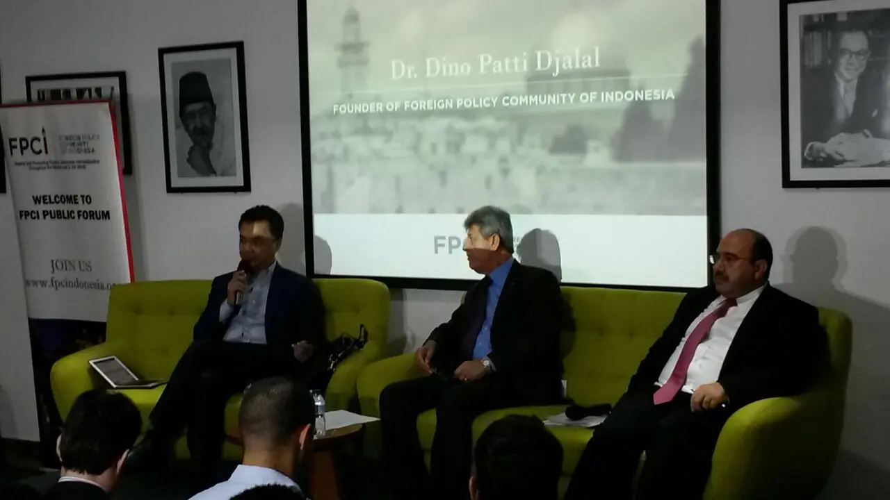 Dino Patti Djalal, Dubes Palestina Terpilih untuk RI Zuhair Al Shun dan Dubes Yordania untuk RI Walid Al Hadid saat forum diskusi soal Yerusalem yang digelar di Bengkel Diplomasi FPCI, Jakarta (15/12/2017) (Rizki Akbar Hasan/Liputan6.com)