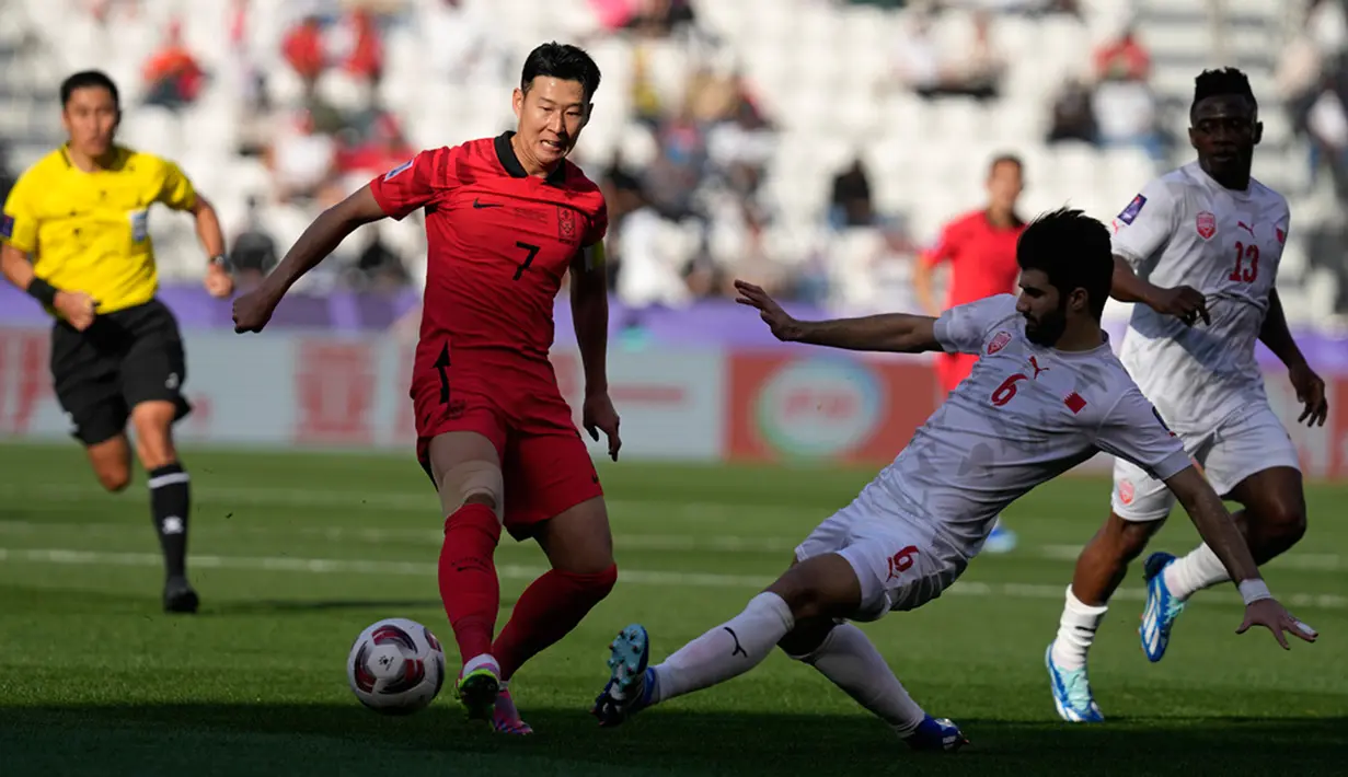 Kapten Korea Selatan Son Heung Min memiliki peluang mencetak gol menjelang laga usai ketika dia berada di dalam kotak penalti tanpa kawalan lawan. Namun, tembakannya melebar. (AP Photo/Thanassis Stavrakis)