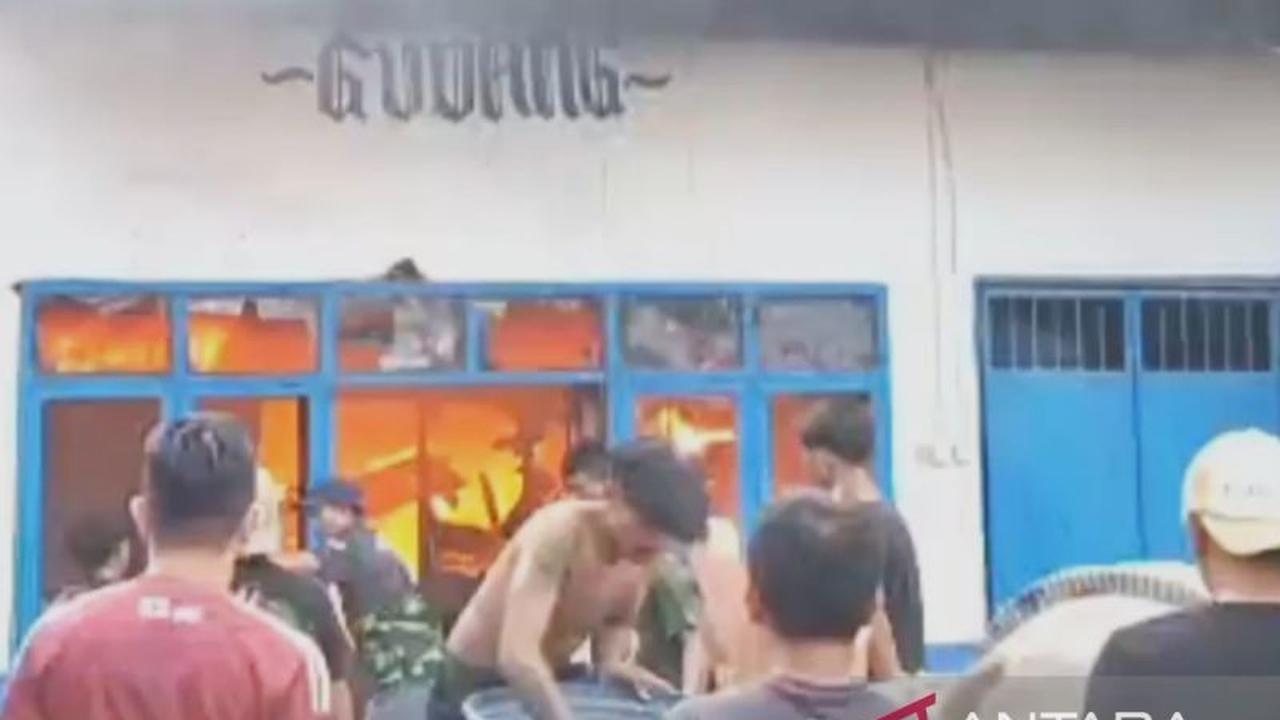 Gudang PDAM Gowa Terbakar: Si Jago Merah Melahap Logistik, Pelayanan Air Tetap Aman?