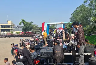 Naik Mobil Brimob, Cara Warga Nikmati HUT Polri (Rifqy Alief Abiyya/Liputan6.com)