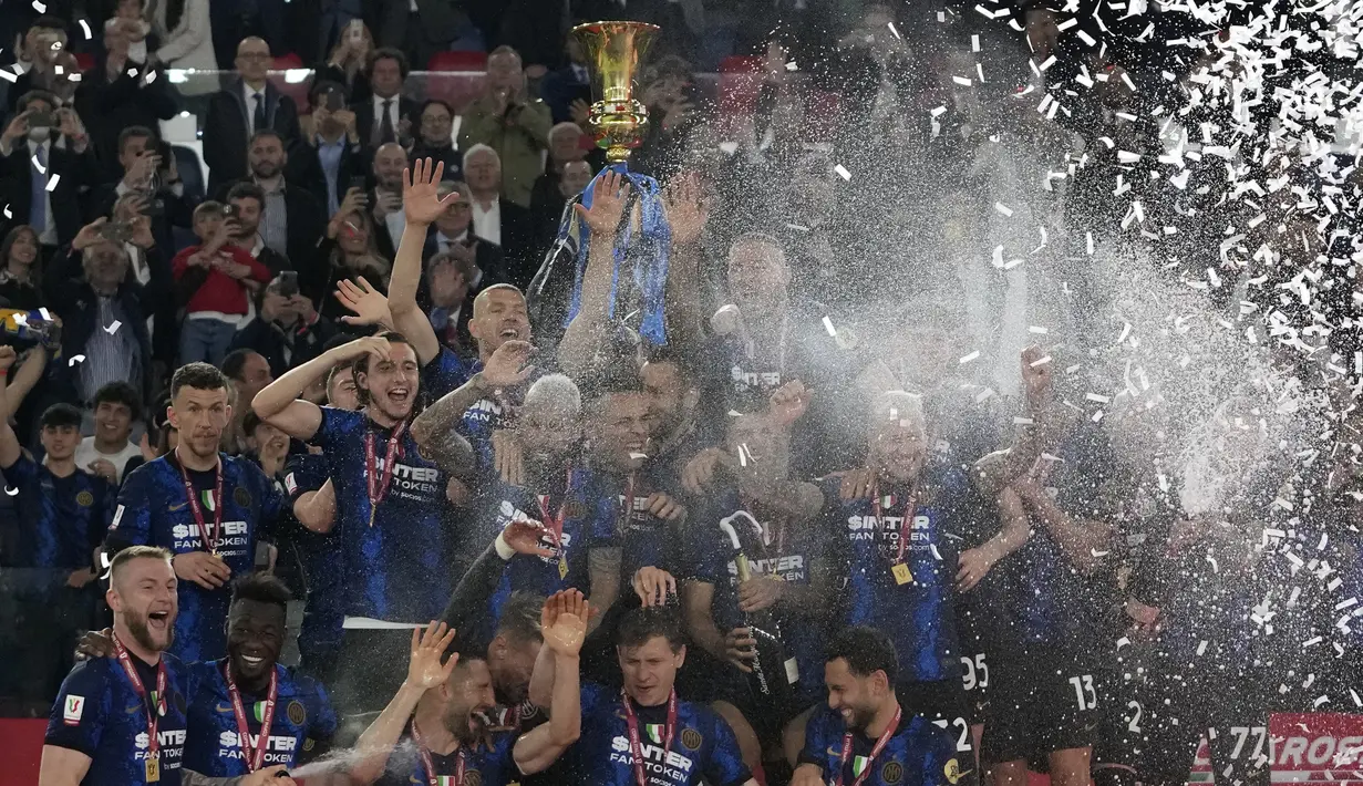 <p>Para pemain Inter memegang trofi Coppa Italia dan merayakannya kemenangan 4-2 atas Juventus pada pertandingan final di Stadion Olimpico, Roma, Kamis (12/5/2022) dini hari WIB. Bagi Inter Milan, ini gelar juara Coppa Italia 2021/2022 kedelapan setelah sebelumnya sukses menjadi kampiun turnamen ini pada 1939, 1978, 1982, 2005, 2006, 2010, dan 2011. (AP Photo/Alessandra Tarantino)</p>