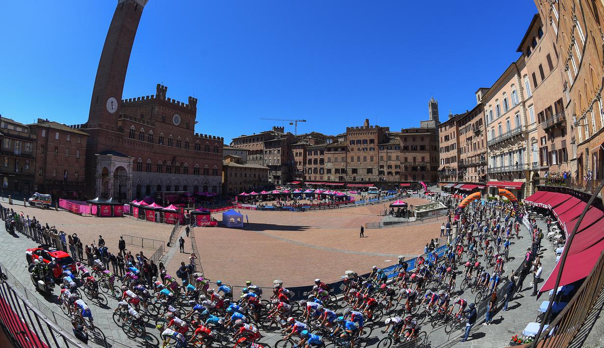 Suasana para pembalap yang melakukan start di Piazza del Campo, Siena pada etape ke-12 Tour Balap Sepeda Giro d'Italia 2021 antara Siena, Tuscany dan Bagno di Romagna sejauh 212 km, Kamis (20/5/2021). (AFP/Dario Belingheri)