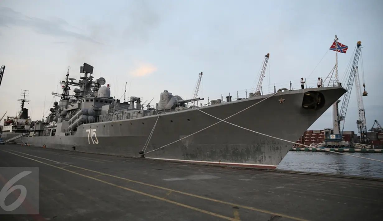The Destroyer Bystriy atau Kapal perang penghancur Bystriy milik Rusia saat bersandar di Pelabuhan Tanjung Priok, Jakarta, Senin (28/12/2015). Kunjungan kapal ini dalam lingkup kerjasama militer Indonesia-Rusia. (Liputan6.com/Faizal Fanani)