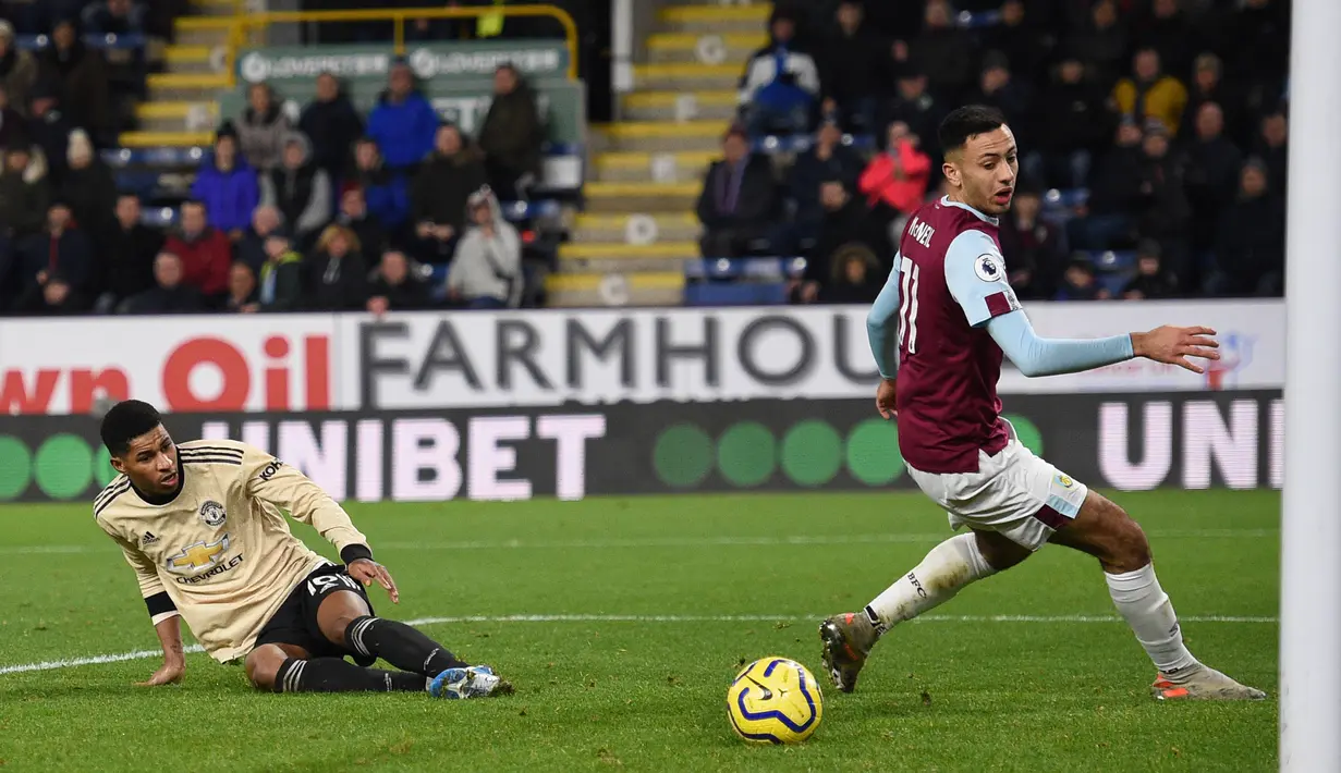 Pemain Manchester United Marcus Rashford (kiri) mencetak gol ke gawang Burnley pada pertandingan Liga Inggris di Turf Moor, Burnley, Inggris, Sabtu (28/12/2019). MU menang 2-0 dan melonjak ke posisi lima klasemen. (Oli SCARFF/AFP)