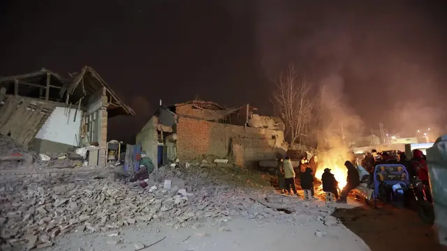 Lokasi gempa di Provinsi Gansu, barat laut China. Warga berkumpul di tengah cuaca beku. (AP)