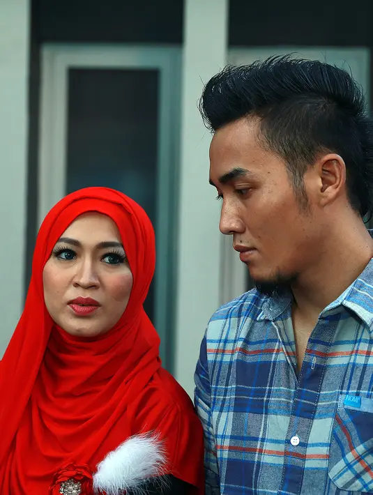 Okie merasa banyak pihak yang dirugikan atas kejadian ini. Karena tidak sedikit istri-istri pesebakbola yang mengandalkan honor suaminya. (Wimbarsana/Bintang.com)