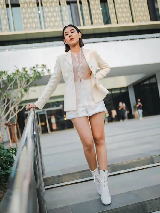 <p>Cara lainnya kamu dapat padukan blazer dengan celana pendek dan kemeja sheer. Gaya ini cocok untuk yang suka dengan style boyish namun tidak ingin tampil terlalu tomboi. [Instagram/shenacinnamon]</p>