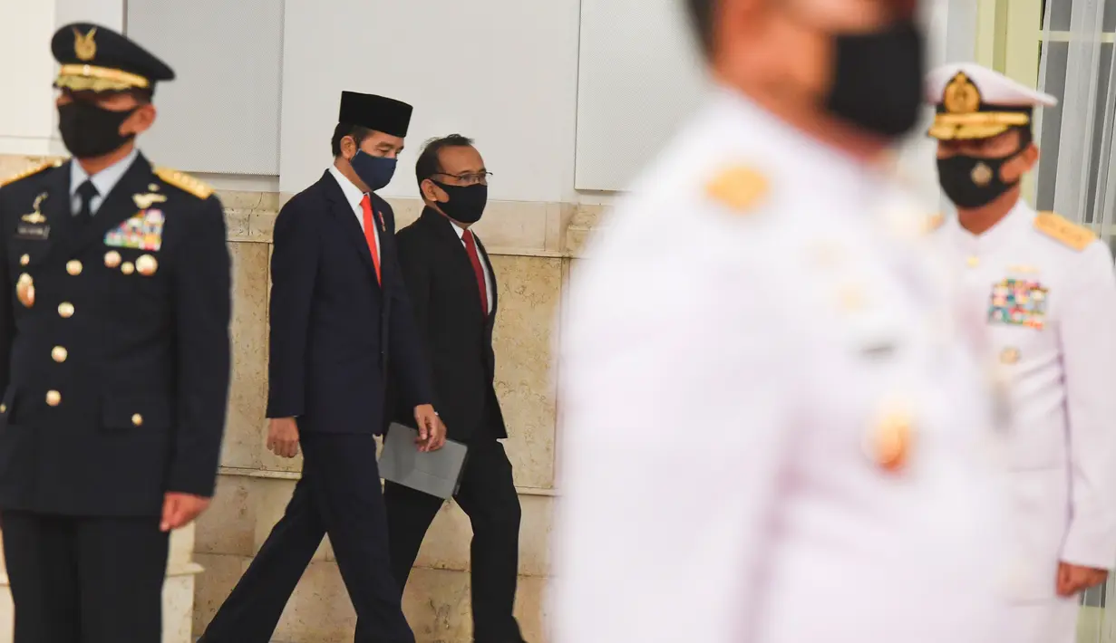 Presiden Joko Widodo (kedua kiri) didampingi Menteri Sekretaris Negara Pratikno (ketiga kiri) bersiap memimpin upacara pelantikan Kepala Staf Angkatan Laut (KSAL) dan Kepala Staf Angkatan Udara (KSAU) di Istana Negara, Jakarta, Rabu (20/5/2020). (ANTARA FOTO/Hafidz Mubarak A/POOL)