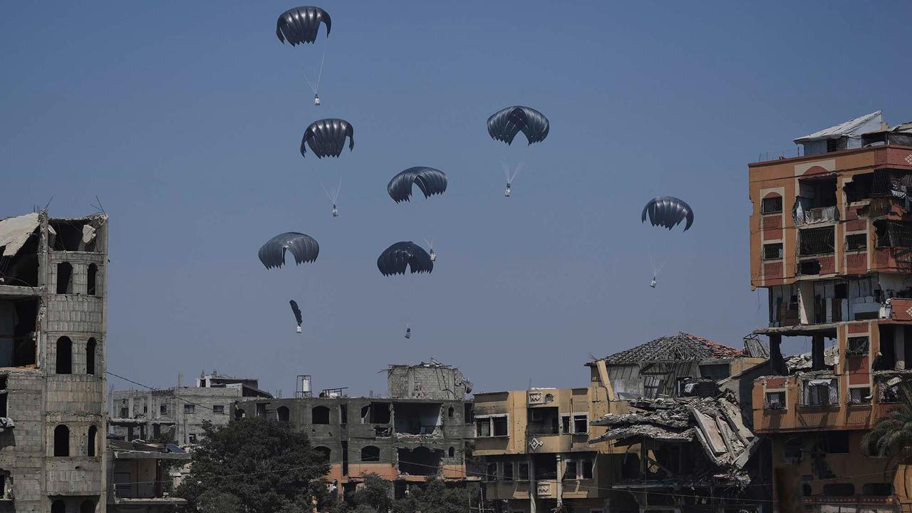 FOTO:  Momen Bantuan Kemanusiaan Dijatuhkan dari Udara di Langit Gaza