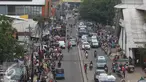 Kesemrawutan yang terjadi di kawasan Tanah Abang, Jakarta. Rabu (4/1). Meskipun baru ditertibkan di pagi hari, namun kurangnya pengawasan menyebabkan PKL kembali berjualan di trotoar tersebut dan menimbulkan kesemrawutan. (Liputan6.com/Immanuel Antonius)
