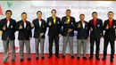 Sejumlah Atlet Polo berpose saat mengunjungi MatahariMall.com, Jakarta, Rabu (27/1/2016). MatahariMall.com memberikan 12 kuda untuk Nusantara Polo Club sebagai bentuk dukungan untuk olahraga Polo (Liputan6.com/Fery Pradolo)