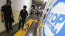 Tim Operasi K9 Badan Narkotika Nasional (BNN) bersama anjing pelacak menyusuri sejumlah titik di lingkungan Apartemen Gading Mediterania Residence (GMR) Jakarta, Sabtu (7/8/2021). Penyusuran dilakukan guna menekan angka perederan narkoba di Indonesia. (Liputan6.com/Fery Pradolo)