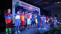 Ketua Pelaksana IGC 2016 Hardimen Koto (depan) memberikan sambutan saat drawing putaran Final Irman Gusman Cup 2016 di Hotel Mercure, Padang, Sumatera Barat. (Bola.com/SPARTAN Enterprise)