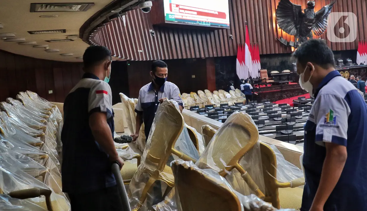Petugas mempersiapkan Gedung Nusantara jelang sidang tahunan MPR, sidang bersama DPR-DPD, dan sidang paripurna DPR di Kompleks Parlemen, Jakarta, Kamis (11/8/2022). Presiden Joko Widodo atau Jokowi direncanakan akan hadir dan menyampaikan pidato dalam ketiga sidang tersebut. (Liputan6.com/Angga Yuniar)