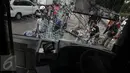 Kaca depan bus gandeng TransJakarta retak usai menghatam pembatas jalan di Jalan Gunung Sahari, Jakarta, Selasa (6/9). Tak ada korban jiwa dalam insiden yang diduga lantaran sopir mengantuk tersebut. (Liputan6.com/Faizal Fanani)