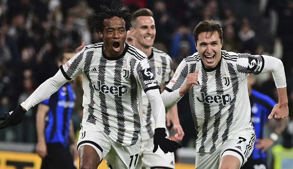 <p>Juventus akhirnya memecah kebuntuan di menit ke-83. Mendapat bola liar, Juan Guadrado melepaskan tendangan kaki kanan untuk menaklukkan kiper Handanovic. (Marco Alpozzi/LaPresse via AP)</p>
