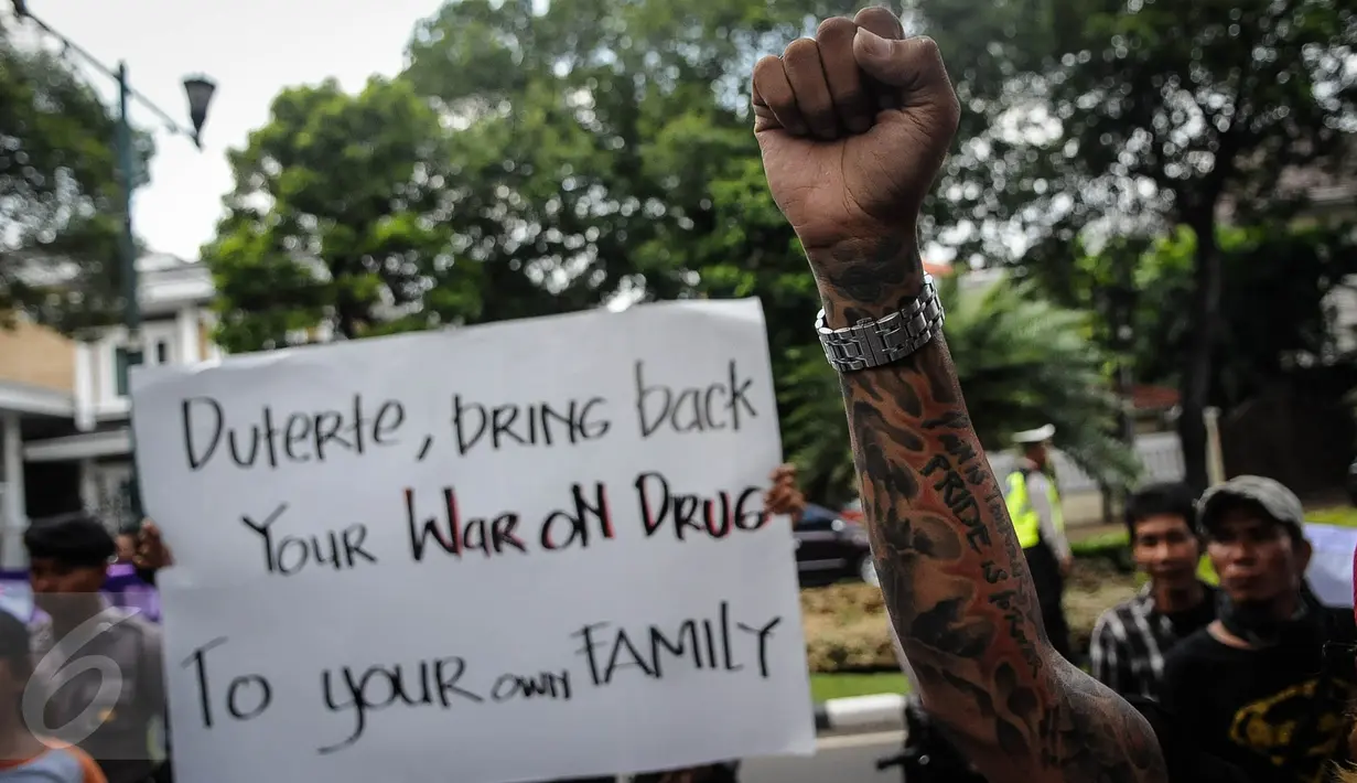 Massa Persaudaraan Korban Napza Indonesia berorasi ketika aksi simpatik di depan Kedubes Filipina, Jakarta, Selasa (11/10). Mereka mengecam sikap Presiden Filipina, Duterte yang main hakim sendiri terhadap pengguna narkoba. (Liputan6.com/Faizal Fanani)