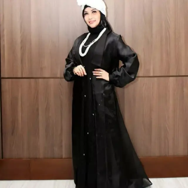 Blazer Roro Fitria yang Elegan tapi Tetap Nyentrik (Instagram @roro.fitria1989)