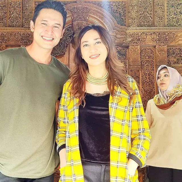 Helmalia Putri dan Indra Bruggman