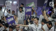 Para pendukung pasangan calon presiden dan wakil presiden pada Pemilu 2024 saling adul yel yel pengundian nomor urut di halaman Gedung Komisi Pemilihan Umum (KPU) RI, Jakarta, Selasa (14/11/2023). (Liputan6.com/Faizal Fanani)