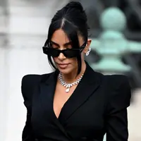 Kim Kardashian tampil dengan gaya borjuis hadiri sidang kasus perampokan perhiasannya (@voguearabia)