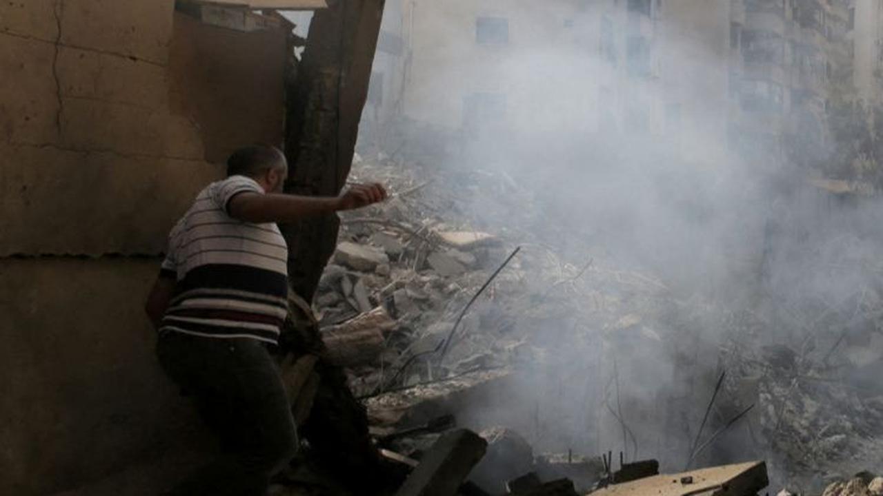 Hingga kini, kepulan asap tebal yang disebabkan dari ledakan serangan udara Israel masih terus terlihat di beberapa lokasi di Lebanon. Foto: REUTERS / Ali Alloush