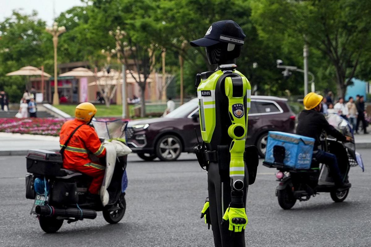 FOTO: China Kerahkan Robot Humanoid Canggih untuk Atur Lalu Lintas