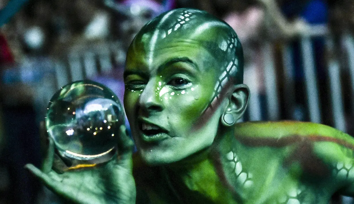 Seorang pria tampil selama parade Mitos dan Legenda di Medellin, Kolombia (8/12/2021). Contoh parade ini adalah Karnaval Barranquilla, Pameran Cali dan Festival Bunga, di mana parade makhluk legendaris berlangsung di Pueblito Paisa Medellín, di puncak bukit Nutibara. (AFP/Joaquin Sarmiento)