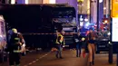 Sebuah truk yang digunakan untuk menabrak kerumunan orang di sebuah pasar Natal di pusat Kota Berlin, Jerman, Senin (19/12). Selain menewaskan 12 orang, sekitar 50 lainnya terluka akibat truk berwarna hitam itu menghantam mereka. (REUTERS/Fabrizio Bensch)