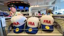 Topi resmi Timnas Prancis dipajang di FIFA Store, MetLife Stadium, East Rutherford, New Jersey, Amerika Serikat, menjelang laga fase grup Prancis melawan Senegal pada Piala Dunia 2026. Merchandise resmi tersebut menjadi salah satu produk yang paling banyak diburu suporter. (KLY Sports/Hery Kurniawan)