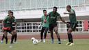 Pemain Timnas Indonesia, Osas Saha, mengejar bola saat berlatih di Stadion Pakansari, Bogor, Sabtu (24/8). Latihan ini merupakan persiapan jelang laga kualifikasi Piala Dunia 2020. (Bola.com/Yoppy Renato)