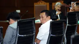Sekjen KONI Ending Fuad Hamidi jelang mengikuti sidang lanjutan dugaan suap opini WTP Kemendes PDTT dengan terdakwa Ali Sadli di Pengadilan Tipikor, Jakarta, Senin (8/1). Sidang mendengar keterangan empat orang saksi. (Liputan6.com/Helmi Fithriansyah)