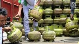 Petugas menurunkan tabung gas elpiji 3 kg saat operasi pasar elpiji di SPBU Ki Hajar Dewantara di Palu, Sulawesi Tengah, Senin (8/10). Pertamina melakukan operasi pasar elpiji 3 kg dan 12 kg. (Liputan6.com/Fery Pradolo)