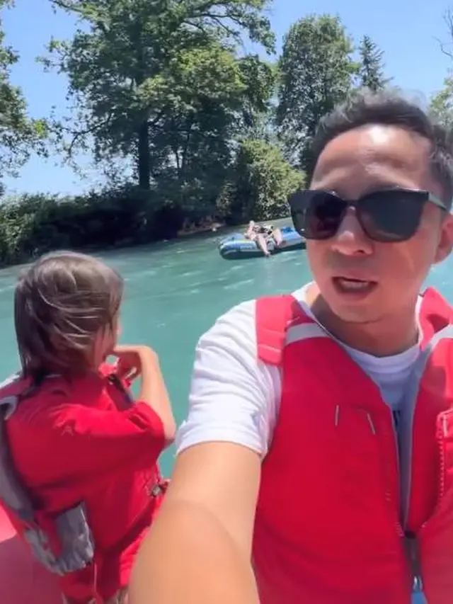 7 Potret Liburan Ringga Agus Rahman di Swiss, Seru Susuri Sungai Aare