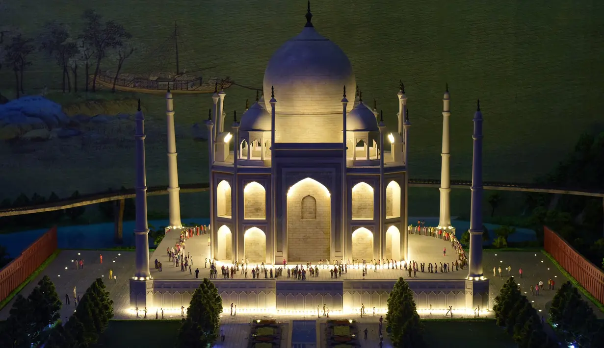 Miniatur Taj Mahal di Agra, India dipamerkan saat acara Gulliver’s Gate di Times Square, New York City, Senin (10/4). Gulliver’s Gate menjadi semacam gerbang untuk menjelajah dunia dalam tempo singkat. (AFP PHOTO / TIMOTHY A)