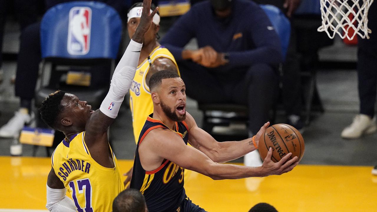 Pebasket Golden State Warriors, Stephen Curry, saat menghadapi Los Angeles Lakers di NBA.