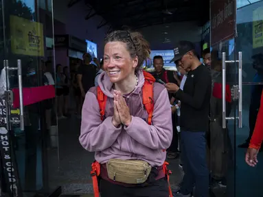 Pendaki Norwegia Kristin Harila, 37, tiba setelah mencapai puncak Annapurna di Kathmandu, Nepal, Selasa (6/6/2023). Pendaki Norwegia yang bertujuan untuk menjadi pendaki tercepat yang mendaki semua 14 gunung tertinggi di dunia mengumumkan dia mempersingkat tujuannya dan melakukannya setengah waktu dari target awal. (AP Photo/Niranjan Shrestha)