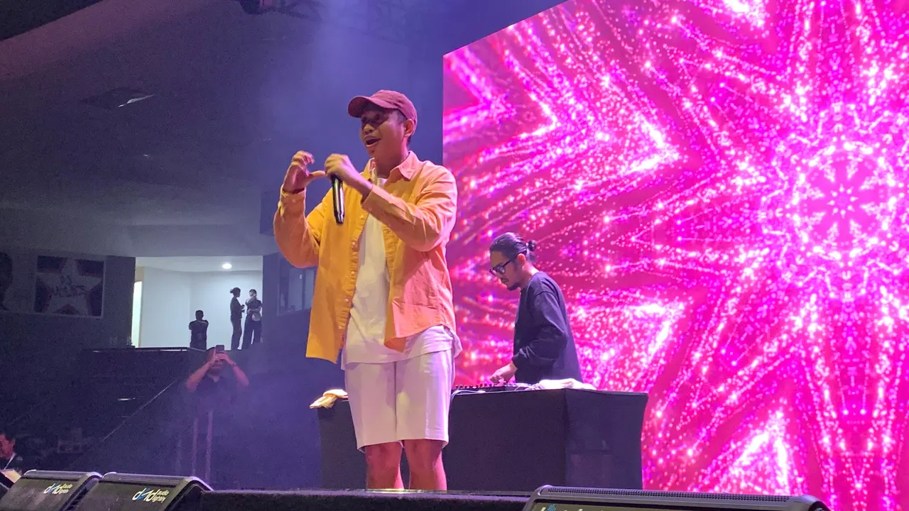DJ muda Pasming Based tampil sebagai penutup pada Sabtu (28/6/2025) di GOR Soemantri Brodjonegoro, Jakarta.