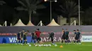 Para pemain Portugal melakukan pemanasan saat latihan resmi Portugal menjelang pertandingan sepak bola Piala Dunia grup H antara Portugal dan Ghana di tempat pelatihan Al Shahaniya SC, Al Shahaniya, Qatar, Rabu (23/11/2022). Sehari sebelum pertandingan, Ronaldo baru saja diputus kontrak oleh klub Manchester United (AP Photo/Lee Jin-man)