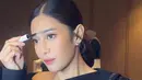 Dian Sastrowardoyo pun tak ragu mengoreksi makeup dengan memulas alis matanya sendiri [@maharani_nilla_makeup]