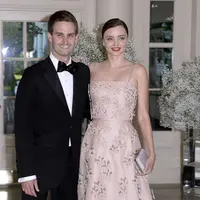 Miranda Kerr dan Evan Spiegel yang sudah resmi bertunangan kabarnya akan segera mungkin melangsungkan pernikahan mereka. Menuju hari bahagia tersebut, tersebar foto-foto pesta pertunangan mereka. (AFP/Bintang.com)